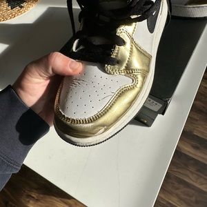StockX certified Jordan 1 metallic gold/black-white
Size 6Y has some scuffs